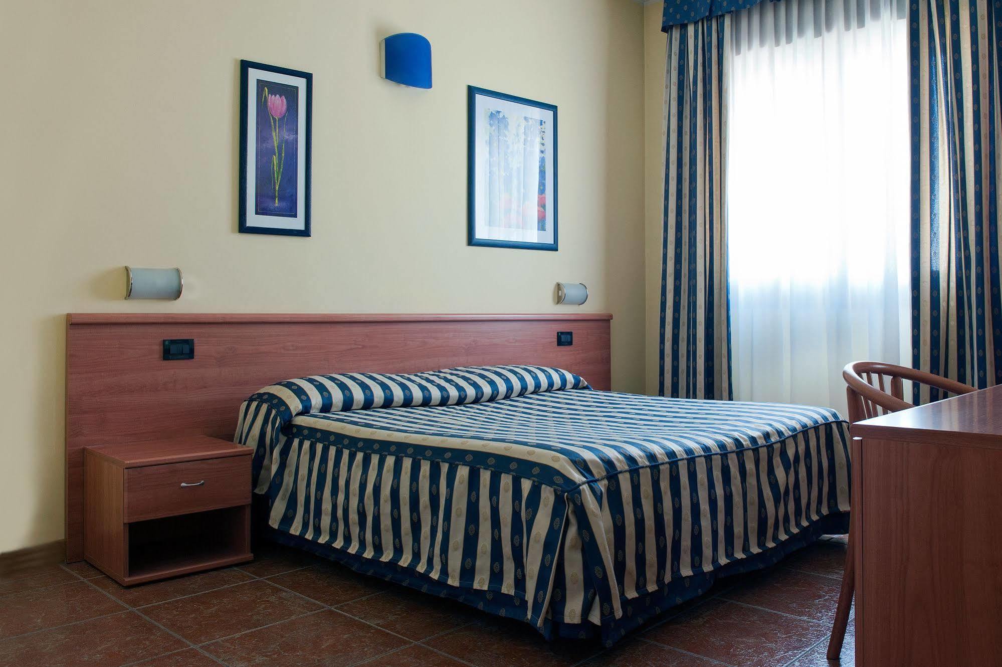 Hotel Blue Ribbon Vercelli Exterior photo