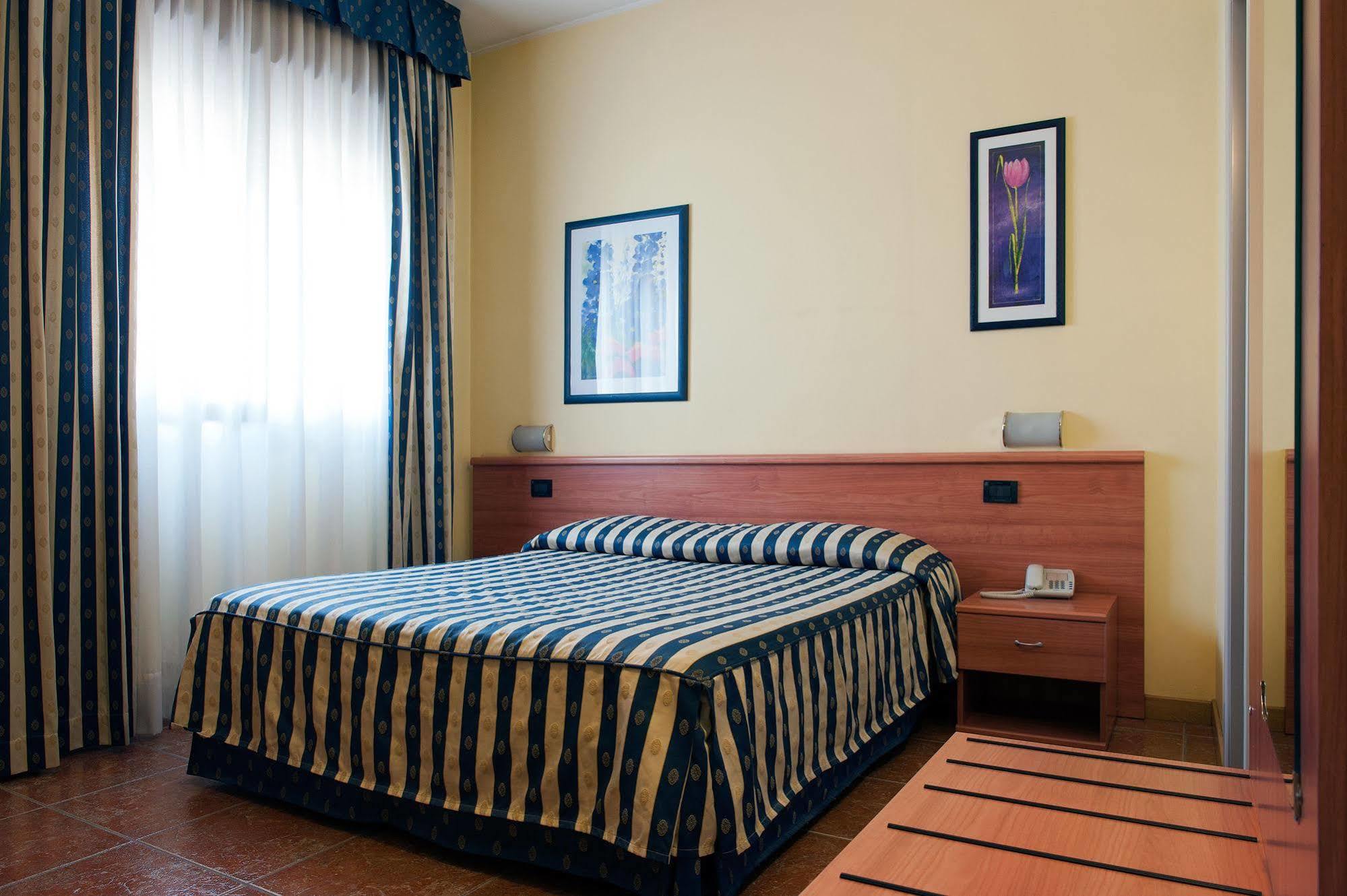 Hotel Blue Ribbon Vercelli Exterior photo