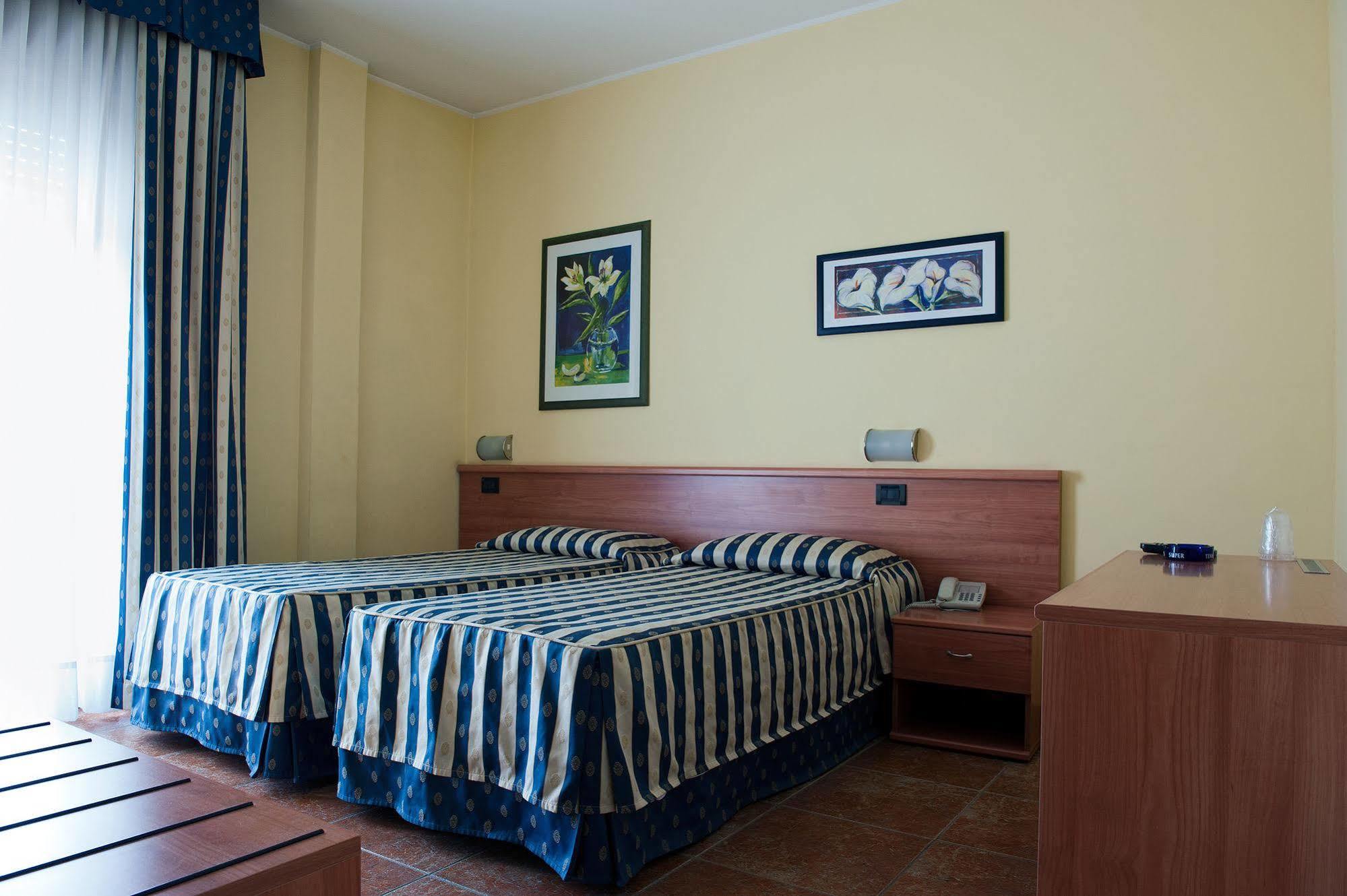 Hotel Blue Ribbon Vercelli Exterior photo